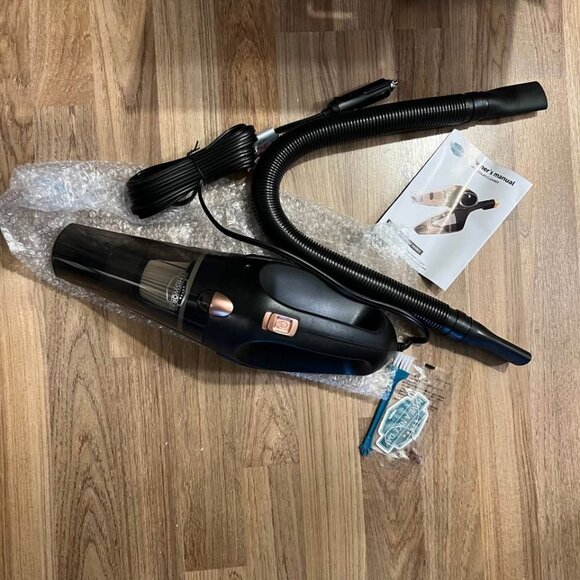 Handheld car vacuum - Picture 2 of 3